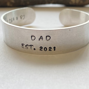 Pulsera para papá con nombres de niños, pulsera personalizada para hombres, pulsera con mensaje grabado para esposo o novio, pulsera de puño personalizada
