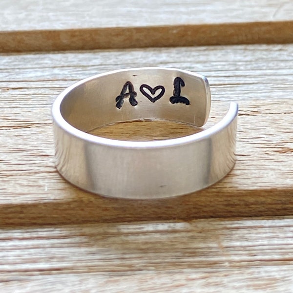 Bague tamponnée à la main personnalisée, bague de nom personnalisée, bagues pour hommes pour femmes, bague initiale réglable, bagues de promesse en aluminium, cadeau pour lui