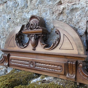 Gran frontón antiguo francés de madera tallada, recuperación arquitectónica, remate decorativo para muebles, placa sobre la puerta, decoración campestre francesa.