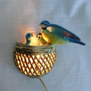 Ongewone vintage Franse handgemaakte aardewerk wandkandelaar met zwaluw en vogelnest, Franse huisverlichting uit het midden van de jaren 1950
