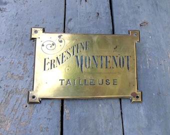 Rara insegna pubblicitaria francese antica in bronzo incisa a mano per sarti/sartorie, targa per porta/cassetta postale, decorazione per esterni e interni.
