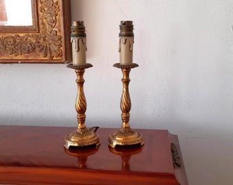 Una coppia di lampade da tavolo vintage francesi in ottone, luci da comodino a forma di candela finta