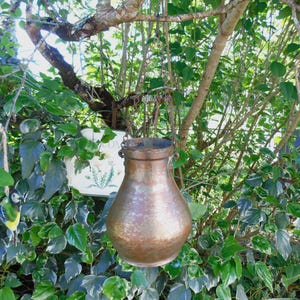 Franse antieke koperen soeppan met deksel en hangende ketting – Rustiek keukendecor