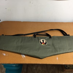 以下が含まれることがあります： 前面に反乱同盟軍のシンボルが刺繍された、黒いストラップが付いた緑色のキャンバスバッグです。