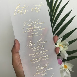 Carte de menu en vélin avec marque-place Carte de menu calligraphie Papeterie de mariage Mariage doré avec couvert à une fête Modèle de mariage élégant