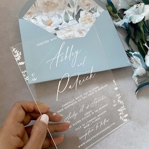 Invitación de boda floral y tarjeta RSVP Invitación romántica Tarjeta de invitación acrílica Envoltura de vitela para recepción de boda Juego de tarjetas Invitación azul y blanca