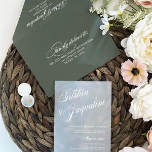 Enveloppe vert foncé, faire-part d'invitation en acrylique dépoli pour mariage élégant, rendez-vous en acrylique avec pochette en vélin, carte Rsvp, code QR, émeraude