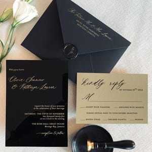 Elegante trouwkaarten Minimalistische huwelijksuitnodiging Zwarte huwelijksuitnodiging met RSVP-kaart Details Kaart met velijnfolie en lakzegel