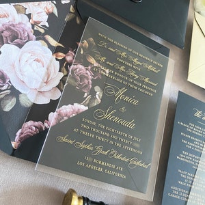 Roos huwelijksuitnodiging Romantische huwelijksuitnodiging Acryl huwelijksuitnodiging Bloemen bruiloft uitnodiging met perkamentpapier en RSVP-kaart QR-code