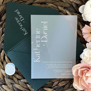 Donkergroene envelop gematteerd acryl uitnodiging elegante bruiloft acryl bewaardatum hoge kwaliteit velijn hoes RSVP-kaart QR-code smaragd