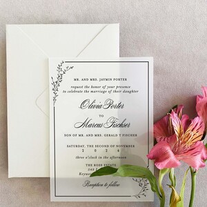 Invitación esmerilada de metacrilato para boda de invierno con funda de vitela y detalles. Tarjeta de invitación para boda. Acrílico, plexiglás y blanco para boda.