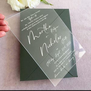 Invitación de boda verde Invitación de boda acrílica con flores Invitación de boda con envoltura de vitela y tarjeta RSVP Código QR Conjuntos de invitación Muestra