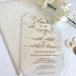 Acryl huwelijksuitnodiging goud acryl uitnodigingen huwelijksuitnodiging suite bloemen bruiloft uitnodiging bruiloft kalligrafie uitnodigingskaart voorbeeld:
