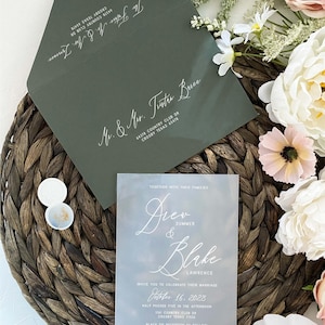 Acrylique givré, invitation florale verte, toile vélin, mariage minimal, invitations modernes, timbre de mariage, bande personnalisée