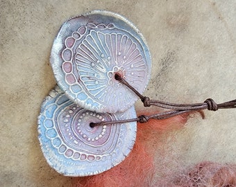 Paar lange rustieke aardse organische porseleinen keramische bellen ambachtelijke kralen peulen charmes Aura door KaouennCeramics