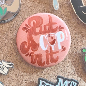 Zet een kopje in het - Knop / Badge / Pin