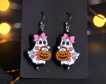 La señorita Ophilia, la fantasma, pide dulces en Halloween. Pendientes colgantes, bisutería, joyas espeluznantes de estilo bohemio, accesorios e ideas de regalo.