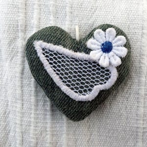 Avantgarden - denim hart hanger met kant en een blauwe daisy - flowerpower