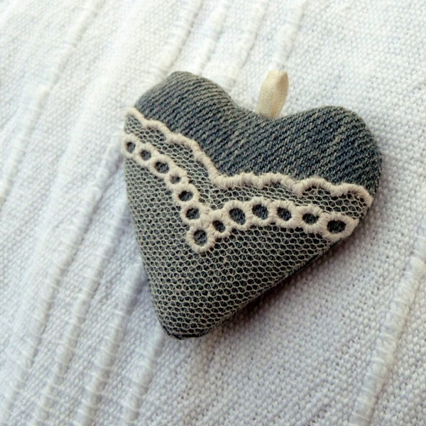 Venise - pendentif coeur en Jean avec dentelle crème