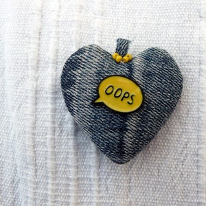 Pollon - pingente de coração em jeans com balão de quadrinhos amarelo - hipoalergênico, macio e divertido, feito de jeans reciclado