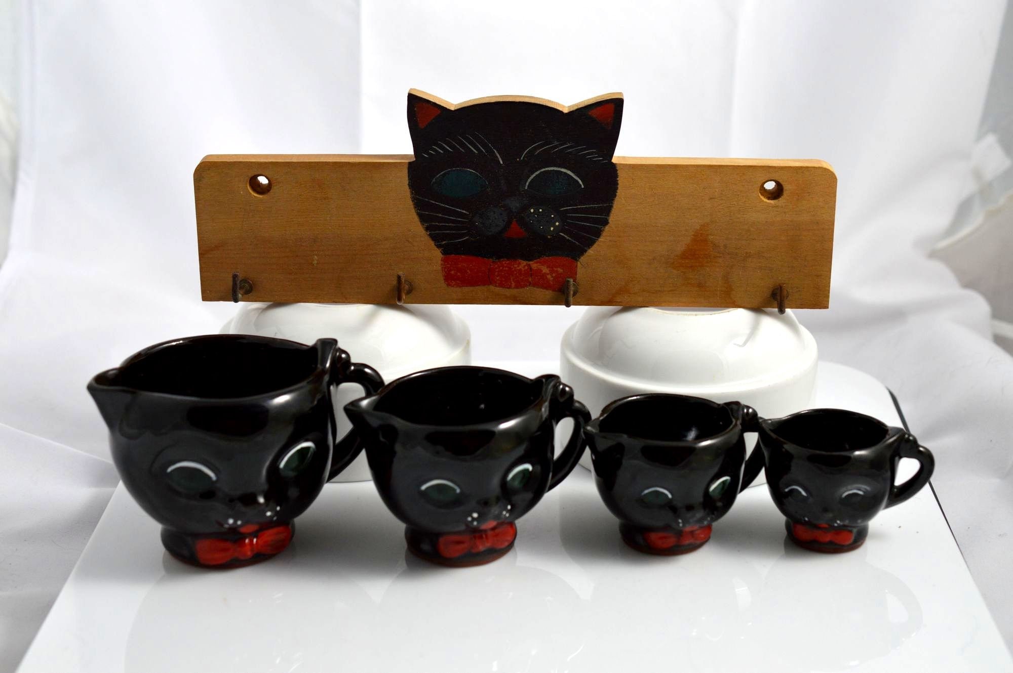 RARE Sur La Table Colorful Fun Ceramic Cat Measuring Cups Bowls 4 piece Set  EUC