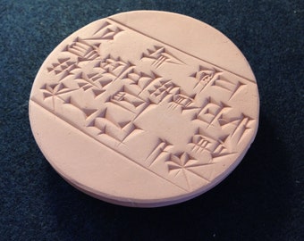Donner, c'est facile, c'est difficile : réplique faite main d'un proverbe sumérien sur une tablette d'argile