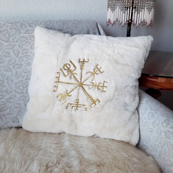 Housse de coussin en fausse fourrure brodée - Vegvisir