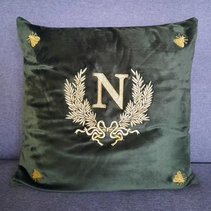 BŁĄD KOLORÓW - Haftowana aksamitna poszewka na poduszkę - monogram Napoleona Bonaparte