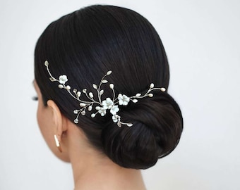 Bijou de cheveux romantique avec fleurs blanches et perles d'eau douce, Vigne de cheveux florale pour coiffure de mariée BJ0017