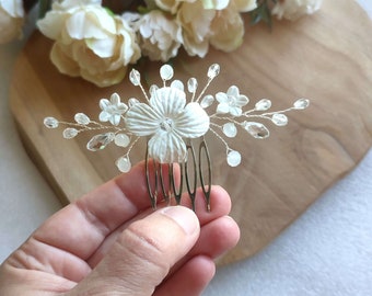 Bijou de cheveux mariée romantique en cristal et fleurs blanches, Peigne à cheveux floral de mariage  PG0012