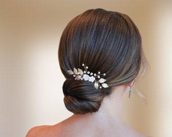 Peigne à cheveux floral pour mariage champêtre chic avec perles d'eau douce, feuilles et fleurs PG0033a