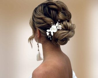 White flowers wedding hair clip in cold porcelain and pearls, Floral hairpiece for bridal hairstyle BJ0015