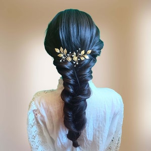 Floral wedding hair pins with leaves and pearls, Gold leaf bridal hair pins, Small wedding hair piece EP0017