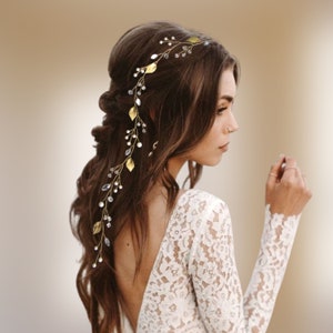 Vigne de cheveux longue pour mariage bohème avec perles nacrées, cristal et strass transparents et feuilles dorées en laiton