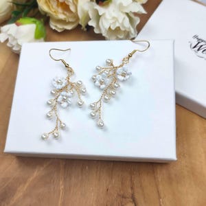 Boho-Brautohrringe mit Blumen und Perlen, romantische Boho-Hochzeits-Blumenohrringe BO0003
