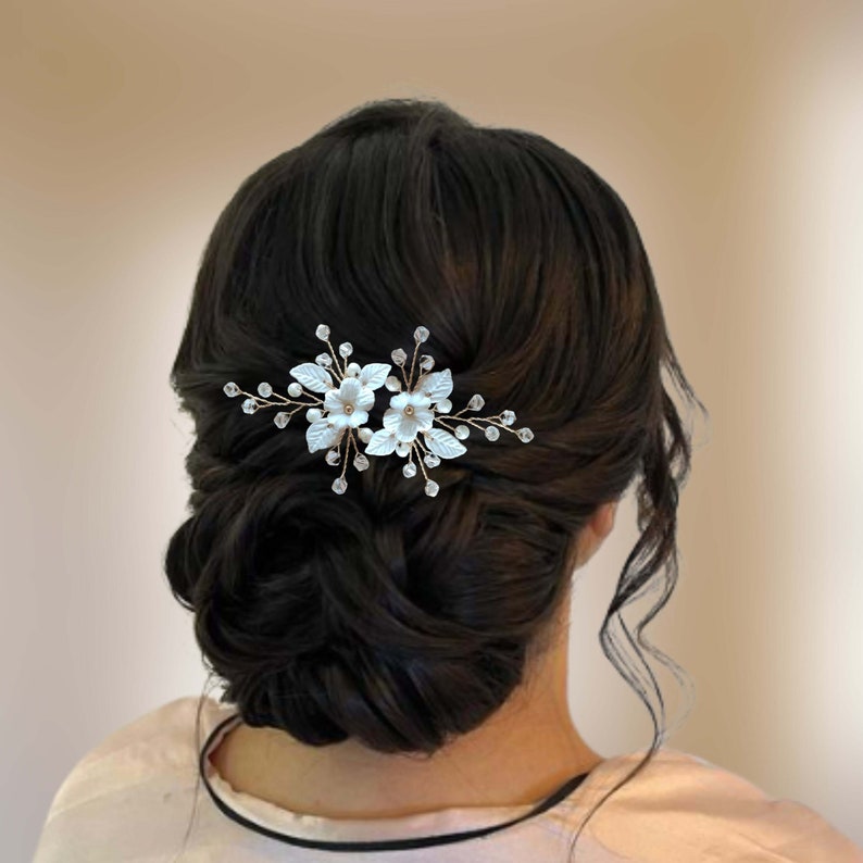 épingles à chignon florales avec feuilles et fleur blanches en porcelaine froide, cristal et perles naturelles d'eau douce pour coiffure de mariage ou soirée