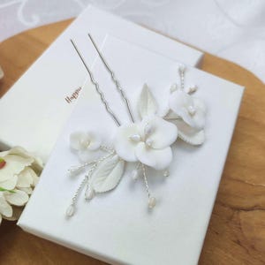 White flowers bridal hair comb, Porcelain wedding hair pin, Flowers and pearls hair piece, Flower hair clip, Bridal hair accessory BJ0015