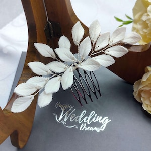 Peigne à cheveux floral avec feuilles blanches en porcelaine froide pour coiffure de mariage romantique champêtre-chic