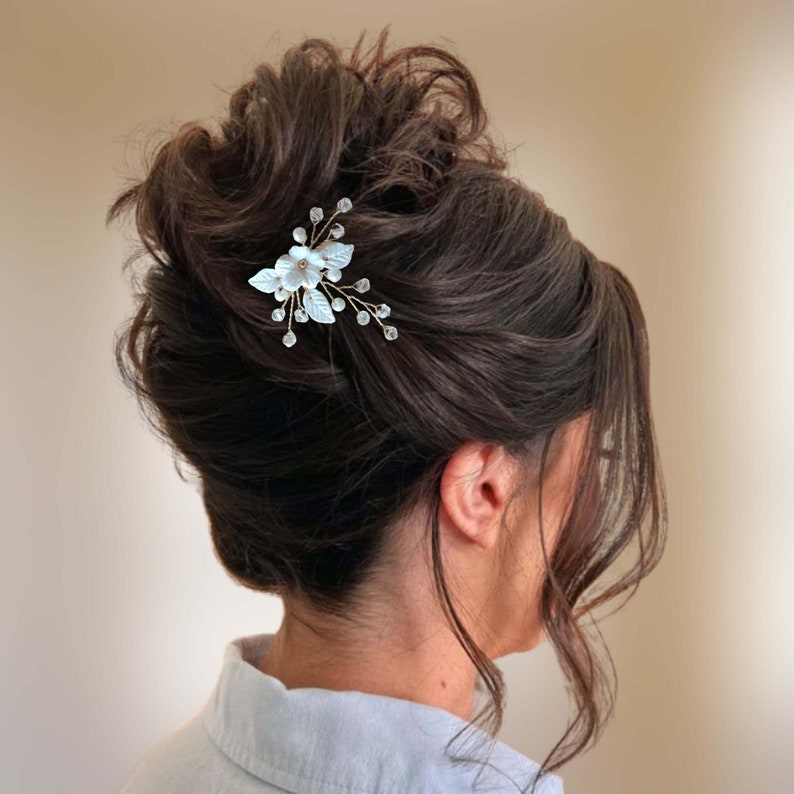 épingle à chignon florale avec feuilles et fleur blanches en porcelaine froide, cristal et perles naturelles d eau douce pour coiffure de mariage ou soirée