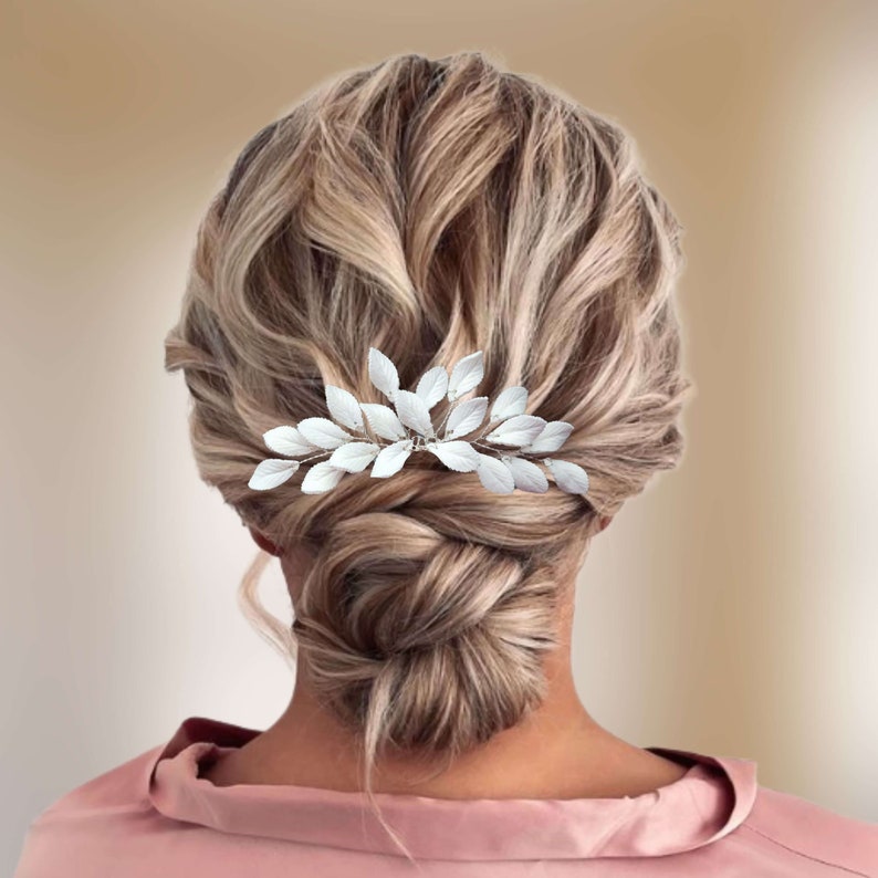 Peigne à cheveux floral avec feuilles blanches en porcelaine froide pour coiffure de mariage romantique champêtre-chic