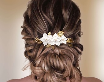 Pince à cheveux florale de mariage, Barrette avec fleurs blanches en porcelaine froide et feuilles dorées, Peigne cheveux mariée BJ0022