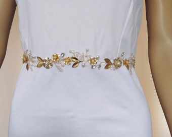 Boho wedding belt, Floral vine belt for wedding dress, Bridal belt with flowers, leaves and pearls CEN0005