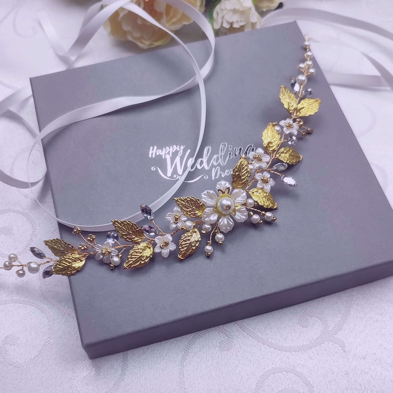 Ceinture florale pour robe de mariage avec fleurs acryliques, perles nacrées en verre, strass, perles de rocailles et feuilles dorées en laiton