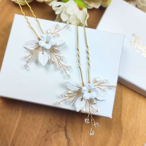 épingles à chignon florales avec feuilles et fleur blanches en porcelaine froide, cristal et perles naturelles d eau douce pour coiffure de mariage ou soirée