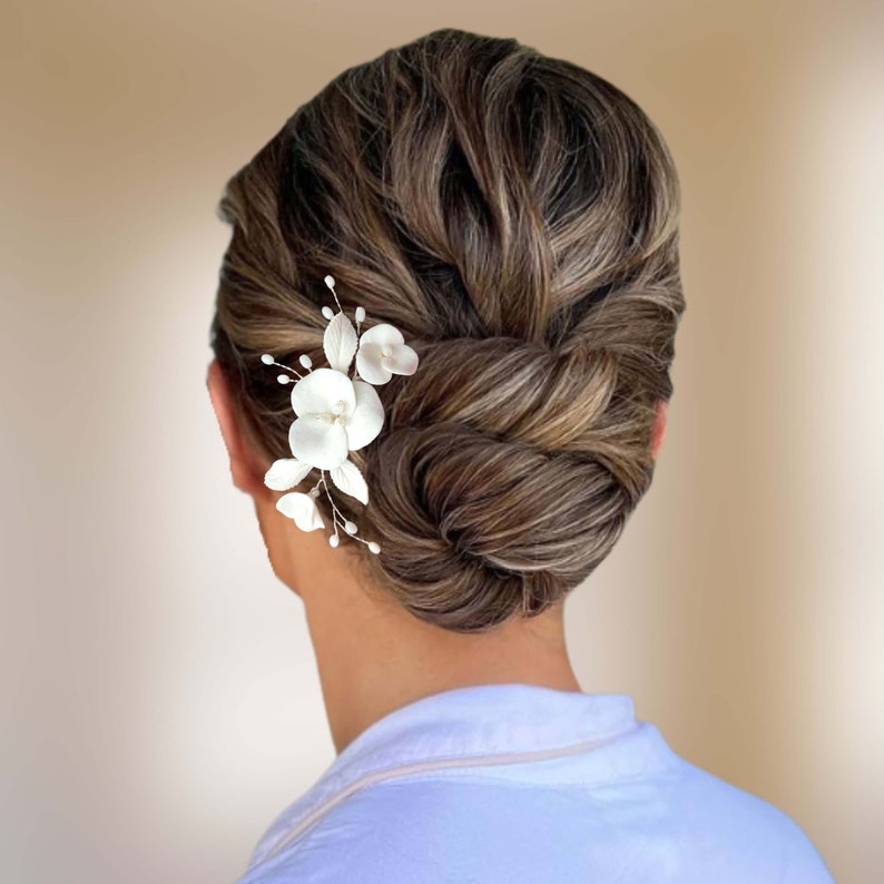 bijou de cheveux raffiné avec fleurs et feuilles blanches en porcelaine froide et perles en nacre véritable pour chignon ou coiffure de mariage