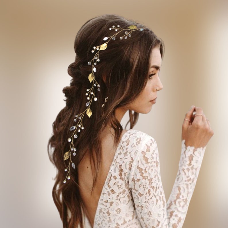 Vigne de cheveux longue pour mariage bohème avec perles nacrées, cristal et strass transparents et feuilles dorées en laiton