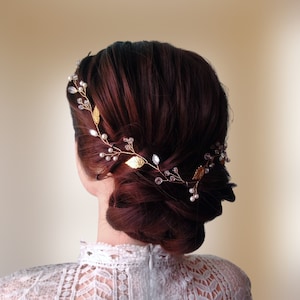 Vigne de cheveux  pour mariage bohème avec perles nacrées, cristal et strass transparents et feuilles dorées en laiton