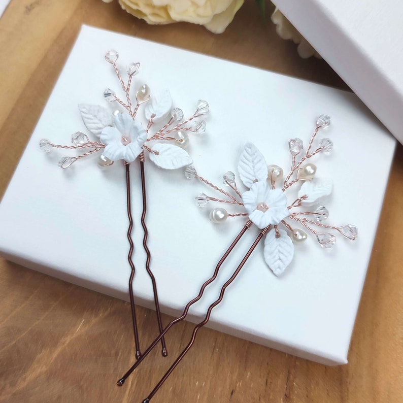 épingles à chignon florales avec feuilles et fleur blanches en porcelaine froide, cristal et perles naturelles d eau douce pour coiffure de mariage ou soirée