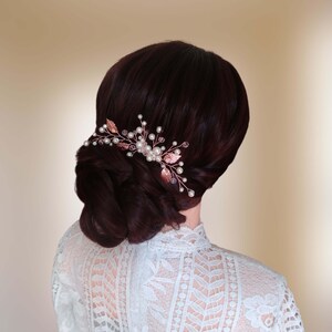 Peigne de mariage feuilles dorées et perles nacrées main image 1