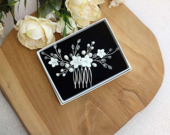 Peigne à cheveux fleurs blanches pour mariée romantique, Bijou cheveux floral en cristal et perles pour mariage champêtre chic  PG0010
